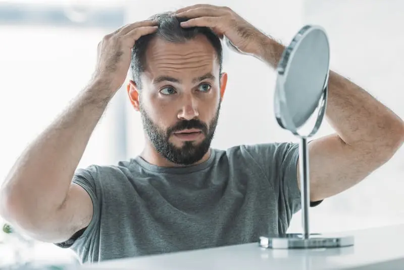 homme heureux après une greffe de cheveux