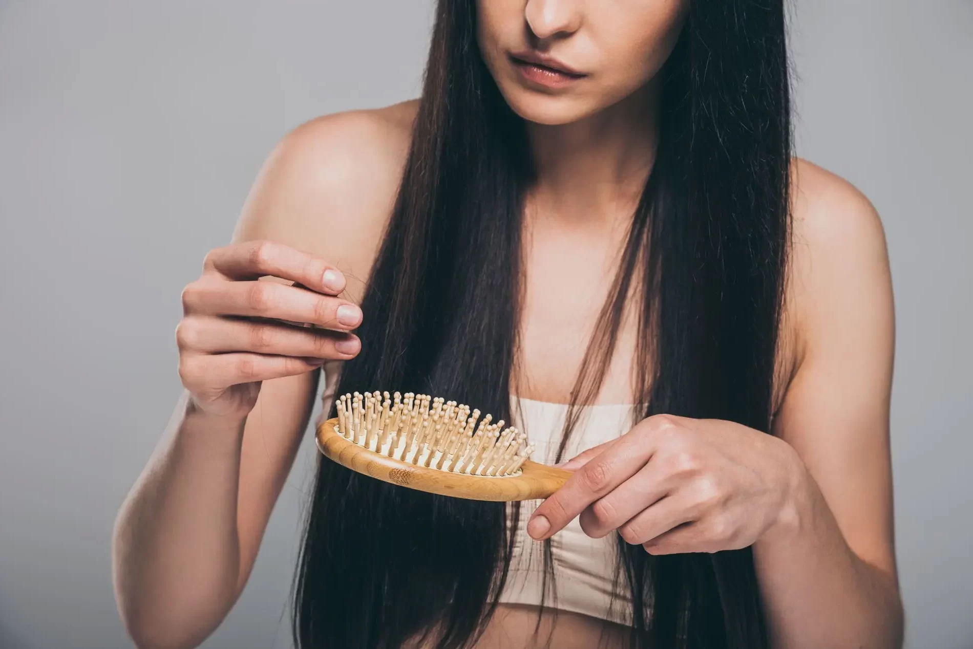 jeune femme inquiète sur la perte de cheveux