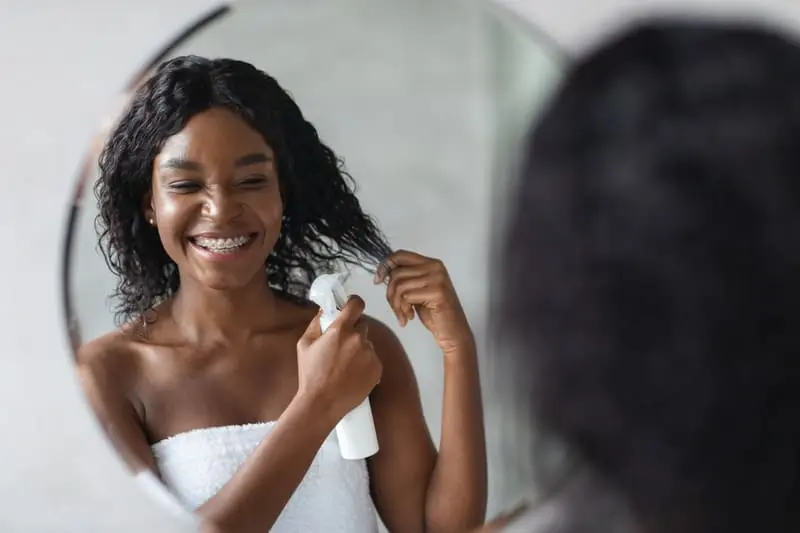 femme âgé suivant une jeune femme suivant une MÉSOTHÉRAPIE